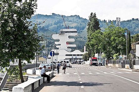 Onregelmatig gevormde toren die de grens tussen Georgië en Turkije markeert: Sarpi Checkpoint
