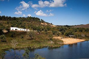 L-vormige woning in Portugal, omringd door een bevoorrechte natuurlijke omgeving