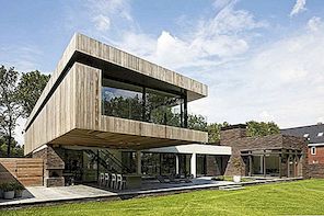 L-formad modern villa i Nederländerna: Hus vid kanten av en skog