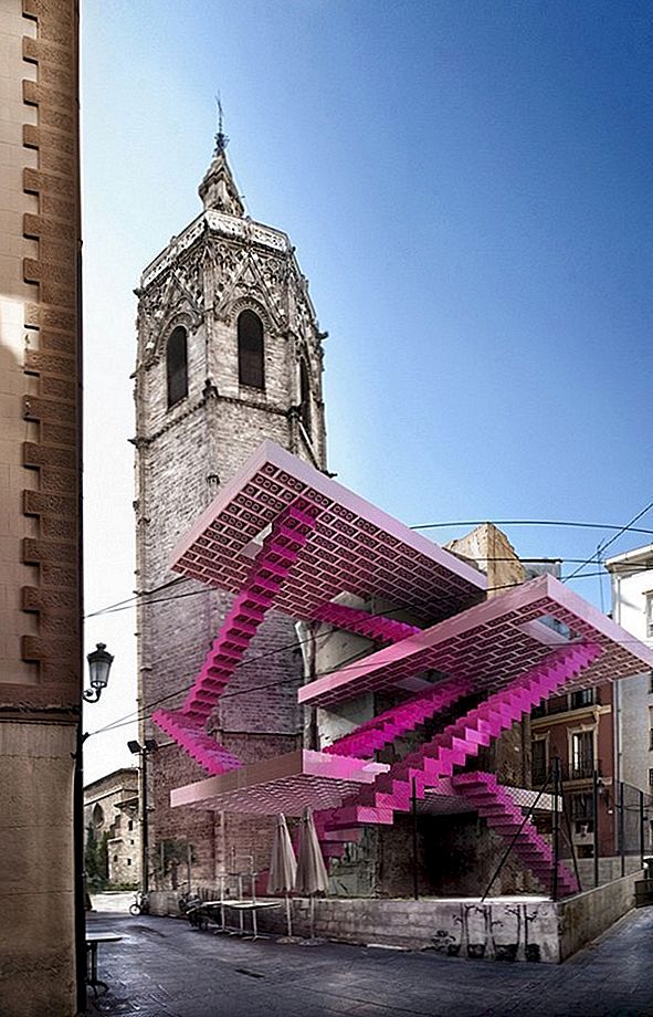 "LEGO" įkvėptas fotografijos darbas, atkreipiant dėmesį į Valensijos griovius pastatus