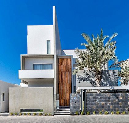豪华的三层住宅展示了复杂的现代建筑：Amwaj Villa