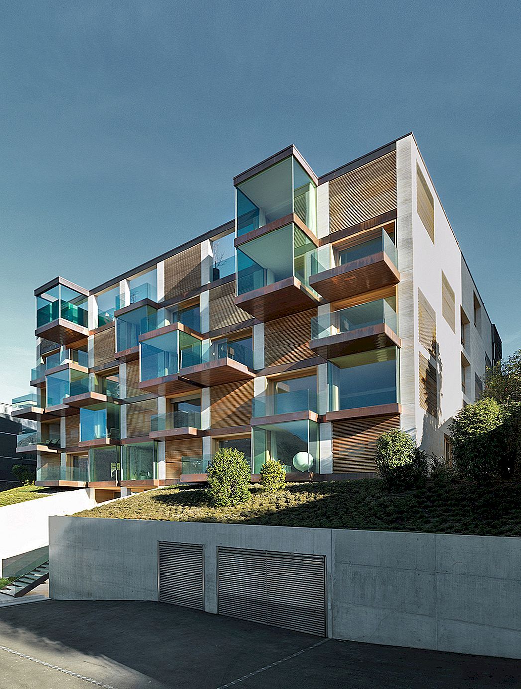 Luxury Condominium med en fasad gjord av glas kubbar