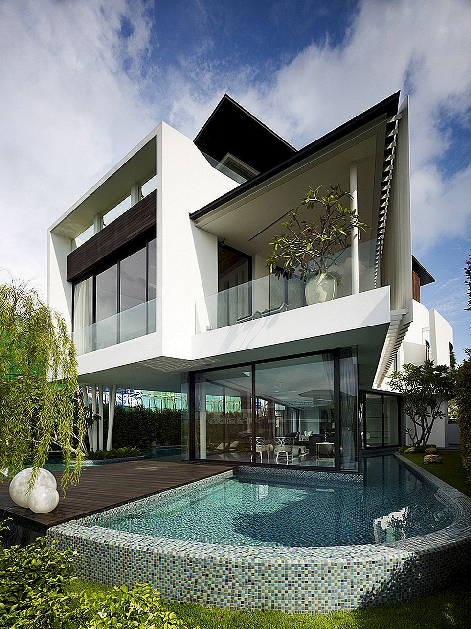 Luxusní zámek v Singapuru s atraktivním monochromatickým interiérem