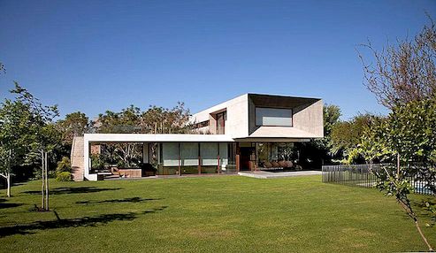Massief en modern betonnen huis in Chili door Raimundo Anguita