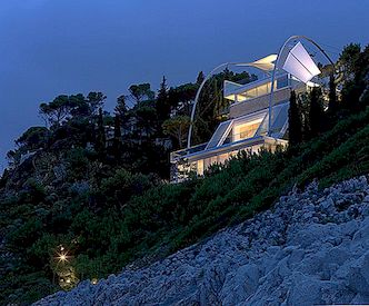Mediterrane cliffside villa maakt optimaal gebruik van de locatie