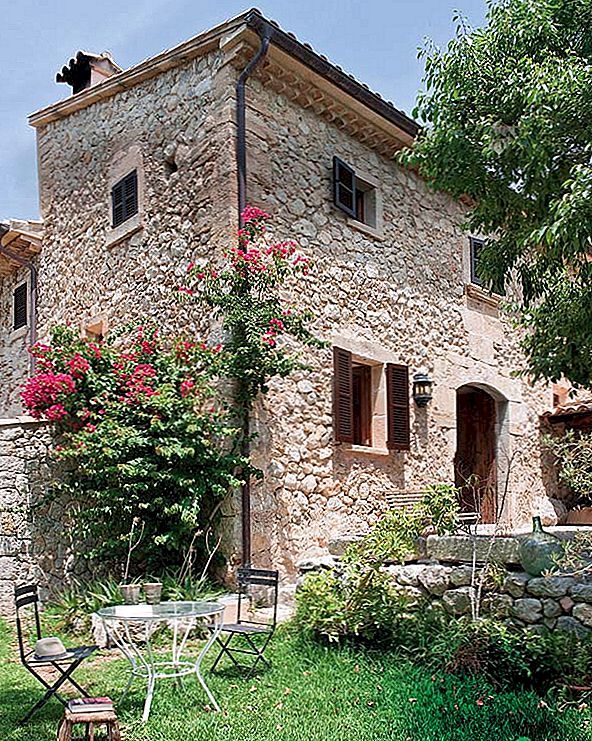 Středomořská vila se setkává s přírodou skrz kamennou fasádu