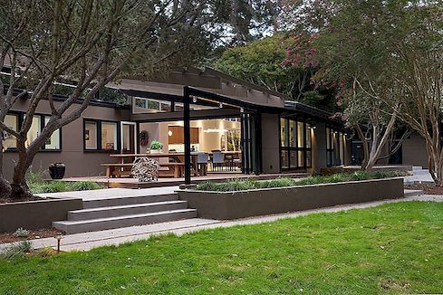 Mid-Century Modern Remodel i Kalifornien öppnar utomhus