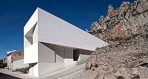 Minimalistiskt hus på klipporna av Fran Silvestre Arquitectos