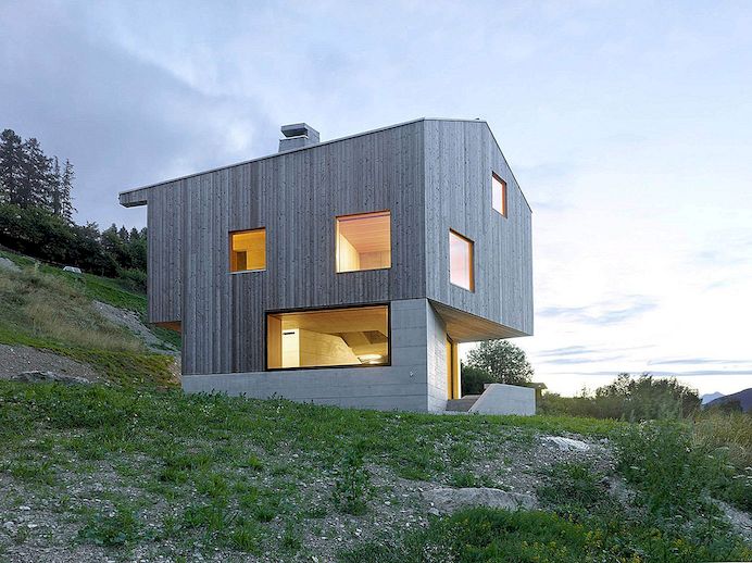 极简主义的瑞士小木屋拥抱周围的远景