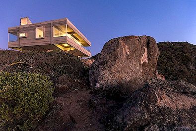 "Mirador House" įsikūręs virš kalnų uolos Tunquén mieste, Čilėje