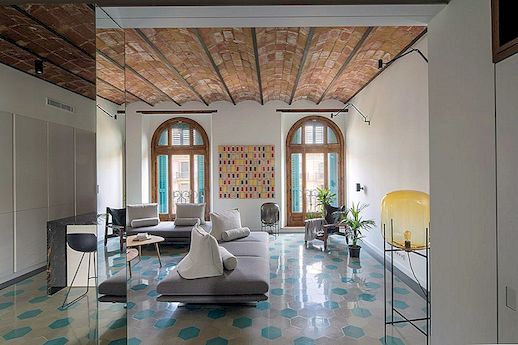 Mirrors Voeg Playful Charm toe aan Transitional Apartment in Barcelona