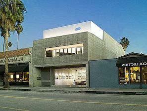 洛杉矶混合用途联排别墅展示了一个迷人的当代建筑