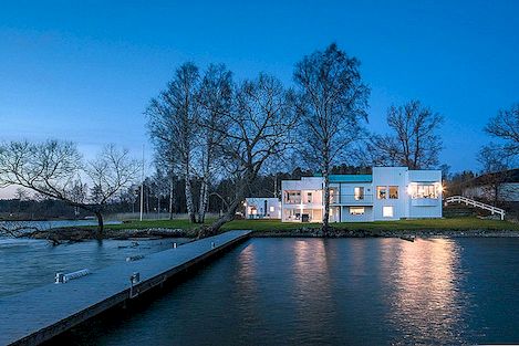 Moderní domov ve 9-pokojovém poloostrově ve Švédsku, který se otevře až po výhledy