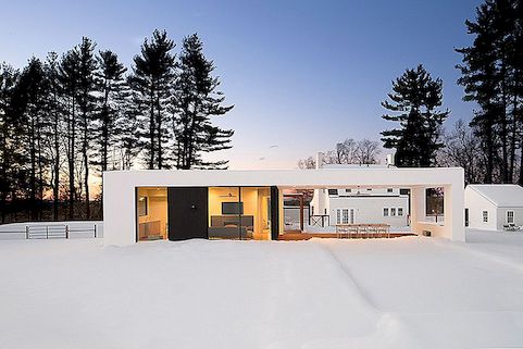 Moderna All-White Country House za vikende LABhaus