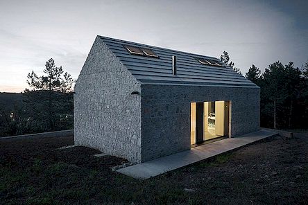 Moderne en traditionele Sloveense architectuur ontmoeten elkaar in een compact huis
