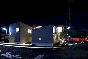 Modernt och vitt japanska hus
