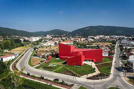 Moderna arhitektura s živopisnim crvenim premazom: Casa das Artes u Portugalu