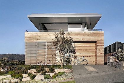Moderne Beach House Camouflaged som Driftwood Box: Lamble Residence