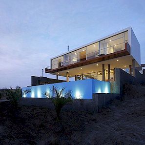 Moderní plážové obrysy domu po svažitém terénu