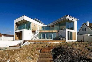 东萨塞克斯郡的现代海滨别墅与玻璃和木材细节