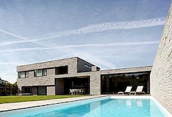 Moderne zwart-witte woning in Nederland met een stenen buitenkant