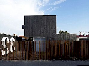Moderní černý a bílý domov v Austrálii