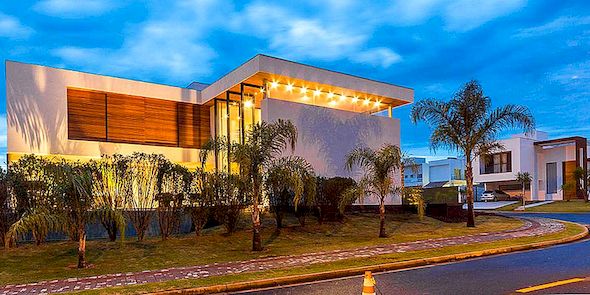 Modernt brasilianskt hem med en elegant tillvägagångssätt för design