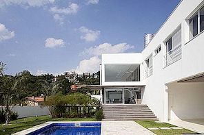 Moderní brazilský dům s betonovým stolem od Arquiteto Gilberto Belleza