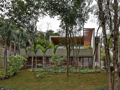 Modern Breezy Residence Inkludert av frodig vegetasjon i Brasil