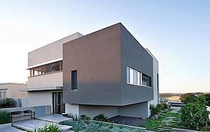 Modernt betonghem med rymliga interiörer i Israel