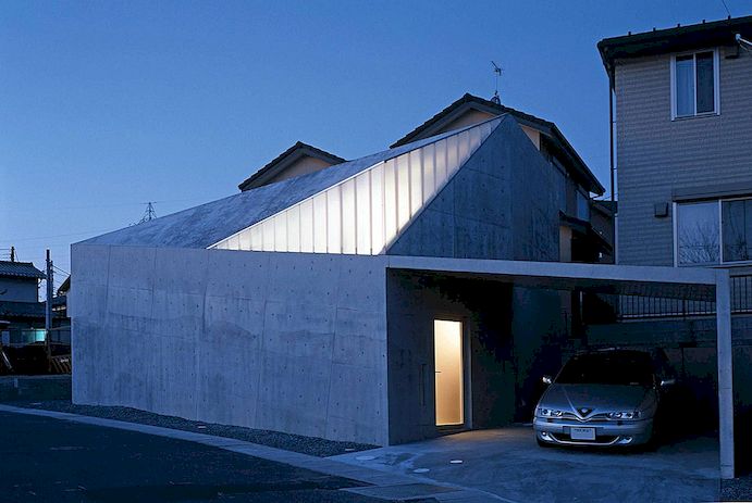 Bütçe üzerine inşa edilmiş ve düzensiz bir şekle sahip modern beton ev