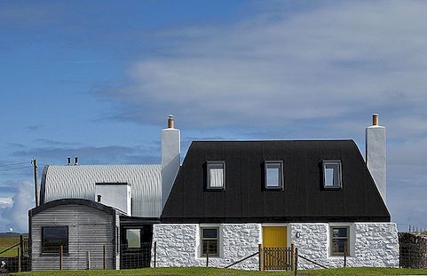 Modernt bukt takhus med stuga-liknande tillägg i Skottland