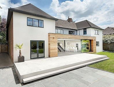 Moderne extensie die een verwarrende huisindeling in Winchester, Verenigd Koninkrijk opnieuw vormgeeft