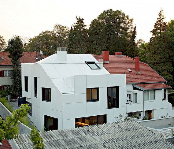 Modern Family House med en oregelbunden geometrisk design av DVA Arhitekta