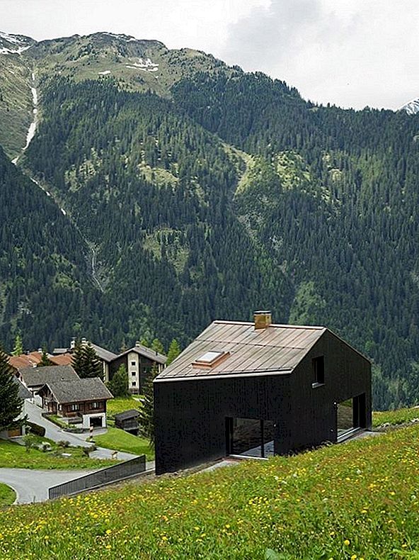 Modernt fritidshus integrerat i ett pittoreskt schweiziskt landskap: Lumbrein Residence