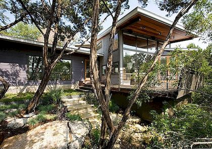 Modern huis gebouwd tussen luifels in Austin, Texas: Canyon Edge Residence