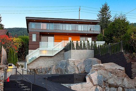 Σύγχρονο σπίτι στον Καναδά με εκτεταμένες απόψεις του Ειρηνικού από τον Mehran Mansouri
