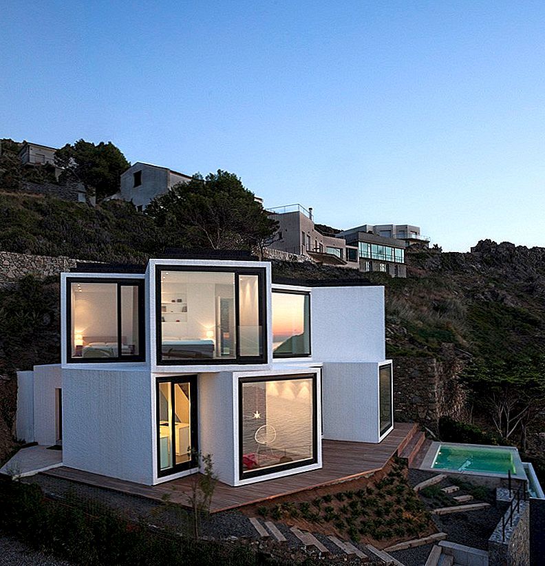 Moderní dům se otevírá jako slunečnice a zachycuje světlo