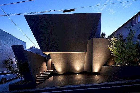 Modern huis synchroniseert met zijn omgeving door middel van geometrie