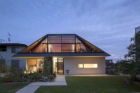 Moderní dům s bokem skleněné střechy v Japonsku