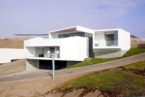 现代的房子与俯瞰大海的体积由顶点Arquitectos