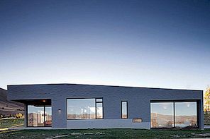 Modern Nieuw-Zeeland huis visueel verankerd in zijn landschap door uitgebreid gebruik van baksteen