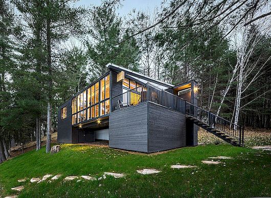 Moderní prefab kabina v dálkové Quebec používá inovativní dřevěné panely