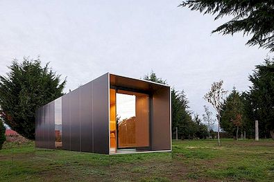 Moderne Prefab Home som ser ut til å leve opp over bakken