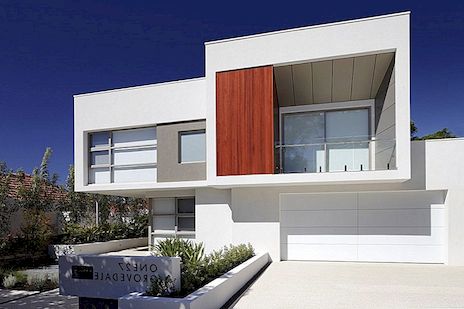 Moderní obdélníkový tvarovaný dům s elegantně veselým interiérem