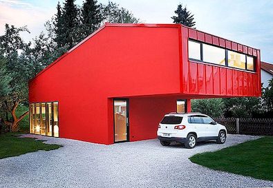 Moderní červený dům vypadá trendy na malém rozpočtu