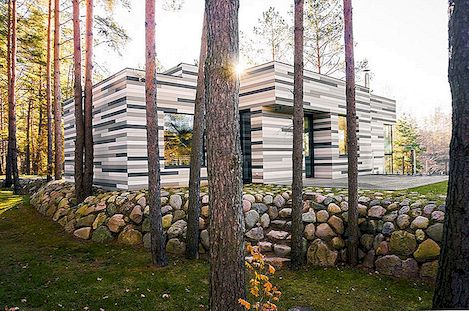 Modern River House i Litauen Kontrastande naturliga omgivningar