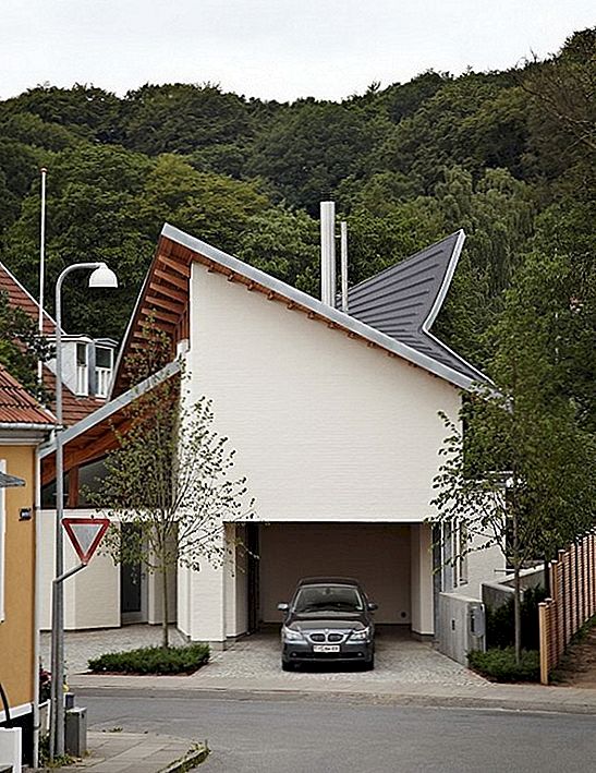 Modernt skandinaviskt residens med en kontrasterande inredning