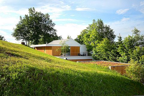 Moderna obiteljska kuća koja pruža višestruki arhitekti mir u Sloveniji