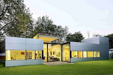 Moderní jednopodlažní kubický dům s kovovou fasádou v Kolíně nad Rýnem